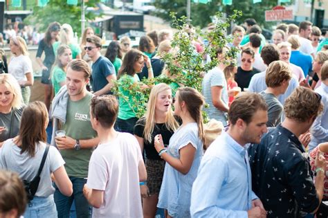 hoe maak je vrienden in een nieuwe stad|Hoe maak je nieuwe vrienden in de grote stad als iedereen al